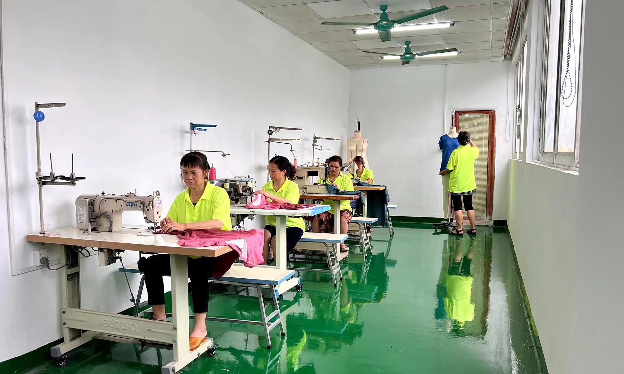 Guangzhou Vinas clothing technology Co., LTD خط إنتاج المصنع