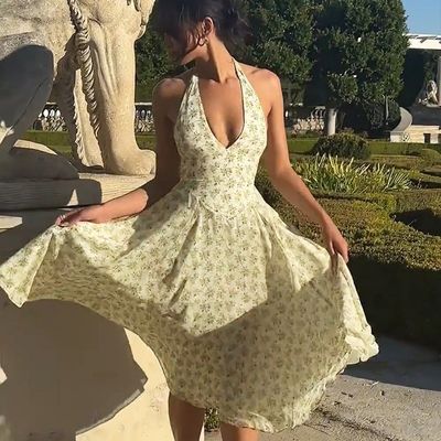 أزياء نسائية صيفية بدون ظهريّة